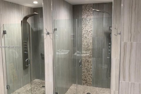 Condo in Hallandale Beach, Florida, 1 bedroom  № 2018022 - photo 16