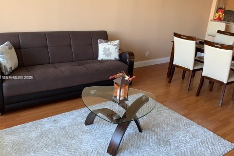 Condo in Hallandale Beach, Florida, 1 bedroom  № 2018022 - photo 10