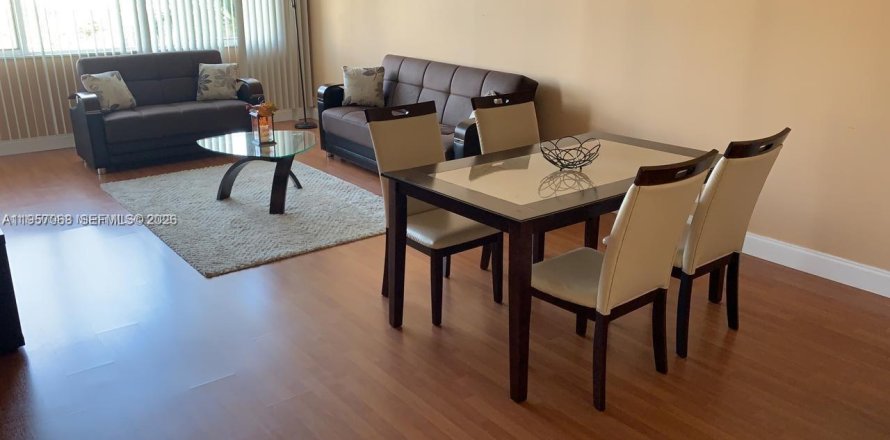 Condo in Hallandale Beach, Florida, 1 bedroom  № 2018022