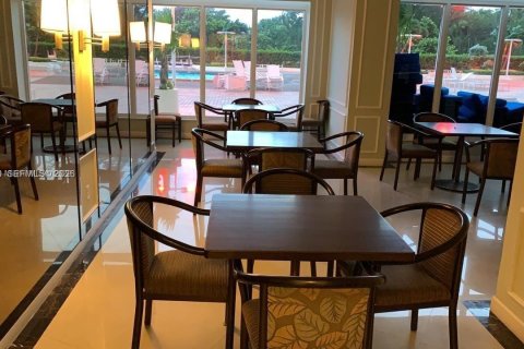 Condo in Hallandale Beach, Florida, 1 bedroom  № 2018022 - photo 3