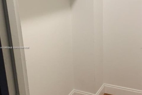 Condo in Hallandale Beach, Florida, 1 bedroom  № 2018022 - photo 14