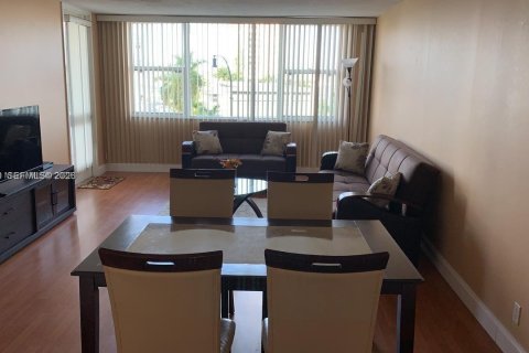 Condo in Hallandale Beach, Florida, 1 bedroom  № 2018022 - photo 2