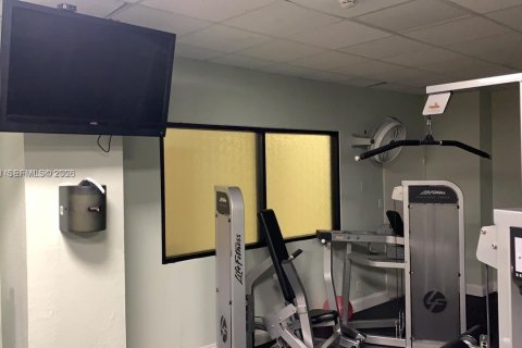 Condo in Hallandale Beach, Florida, 1 bedroom  № 2018022 - photo 24