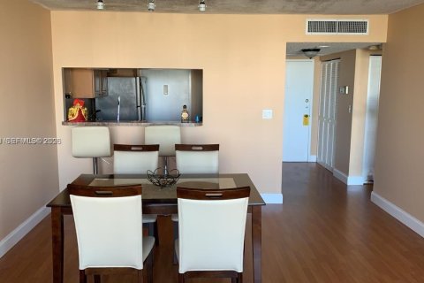 Condo in Hallandale Beach, Florida, 1 bedroom  № 2018022 - photo 9