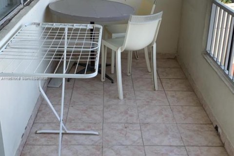 Condo in Hallandale Beach, Florida, 1 bedroom  № 2018022 - photo 18