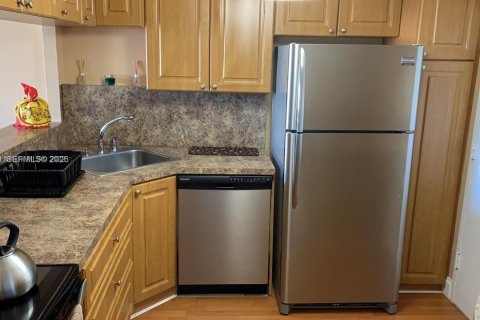 Condo in Hallandale Beach, Florida, 1 bedroom  № 2018022 - photo 5