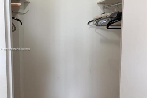 Condo in Hallandale Beach, Florida, 1 bedroom  № 2018022 - photo 13