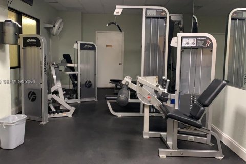 Condo in Hallandale Beach, Florida, 1 bedroom  № 2018022 - photo 23