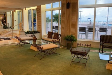 Condo in Hallandale Beach, Florida, 1 bedroom  № 2018022 - photo 19