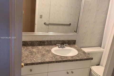 Condo in Hallandale Beach, Florida, 1 bedroom  № 2018022 - photo 11