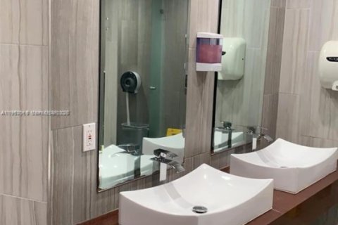 Condo in Hallandale Beach, Florida, 1 bedroom  № 2018022 - photo 17