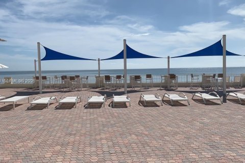 Condo in Hallandale Beach, Florida, 1 bedroom  № 2018022 - photo 27