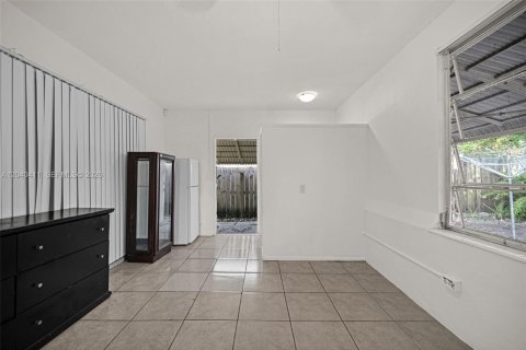 Commercial property in Lauderdale Lakes, Florida 1 bedroom № 2086665