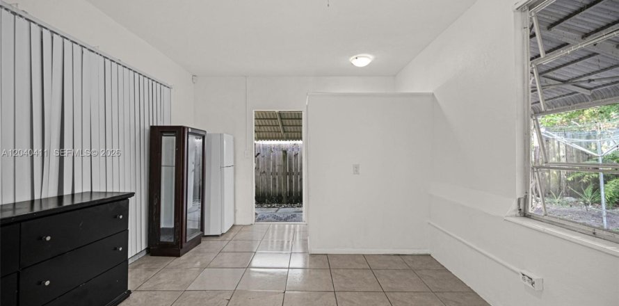Commercial property in Lauderdale Lakes, Florida 1 bedroom № 2086665
