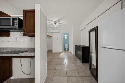 Commercial property in Lauderdale Lakes, Florida 1 bedroom № 2086665 - photo 2