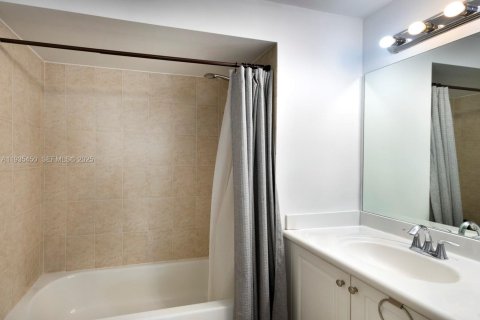 Condo in Miami, Florida, 2 bedrooms  № 1993729 - photo 16