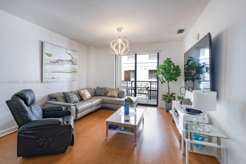 Condo in Miami, Florida, 2 bedrooms  № 1993729 - photo 3