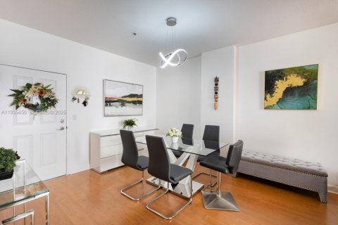 Condo in Miami, Florida, 2 bedrooms  № 1993729 - photo 10