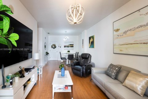 Condo in Miami, Florida, 2 bedrooms  № 1993729 - photo 9