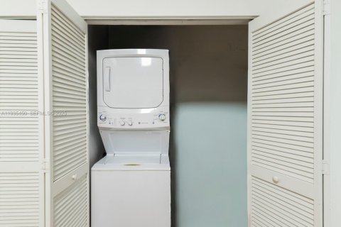 Condo in Miami, Florida, 2 bedrooms  № 1993729 - photo 12