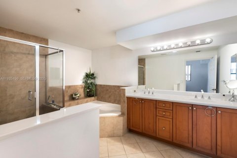 Condo in Miami, Florida, 2 bedrooms  № 1993729 - photo 14