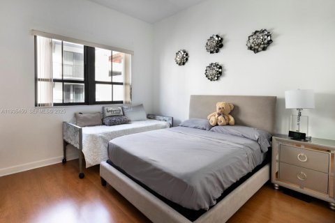 Condo in Miami, Florida, 2 bedrooms  № 1993729 - photo 13