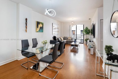 Condo in Miami, Florida, 2 bedrooms  № 1993729 - photo 2