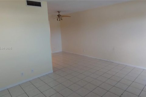 Купить кондоминиум в Форт-Лодердейл, Флорида 1 спальня, 54.63м2, № 1963832 - фото 3