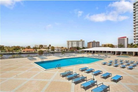 Condo in Hallandale Beach, Florida, 1 bedroom № 2038114 - photo 25