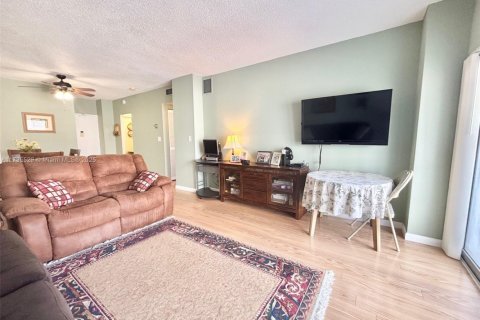 Condo in Hallandale Beach, Florida, 1 bedroom № 2038114 - photo 14