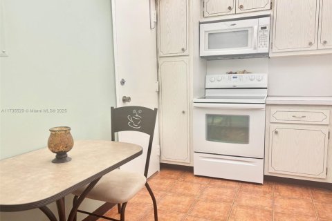 Condo in Hallandale Beach, Florida, 1 bedroom № 2038114 - photo 8