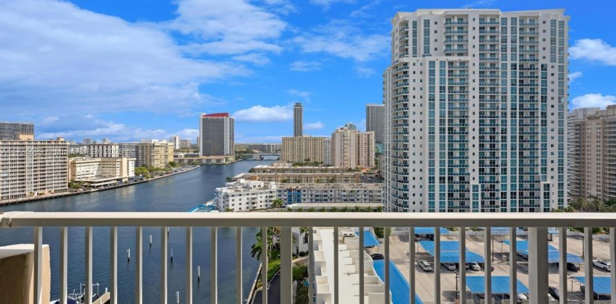 Condo in Hallandale Beach, Florida, 1 bedroom № 2038114