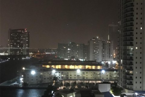 Condo in Hallandale Beach, Florida, 1 bedroom № 2038114 - photo 5