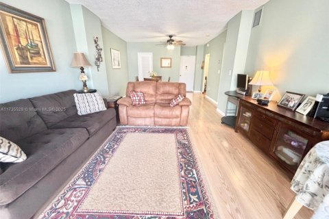 Condo in Hallandale Beach, Florida, 1 bedroom № 2038114 - photo 13