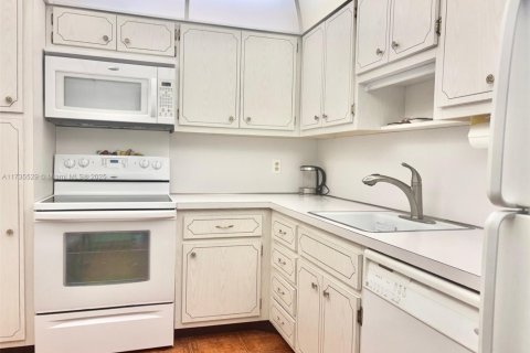 Condo in Hallandale Beach, Florida, 1 bedroom № 2038114 - photo 10