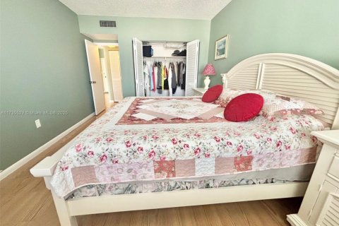 Condo in Hallandale Beach, Florida, 1 bedroom № 2038114 - photo 20