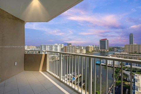 Condo in Hallandale Beach, Florida, 1 bedroom № 2038114 - photo 2