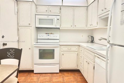 Condo in Hallandale Beach, Florida, 1 bedroom № 2038114 - photo 7