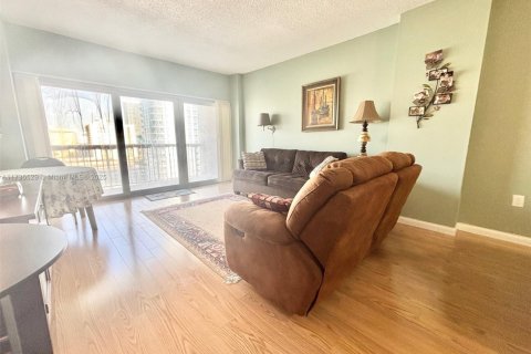 Condo in Hallandale Beach, Florida, 1 bedroom № 2038114 - photo 17