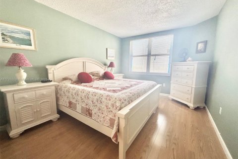 Condo in Hallandale Beach, Florida, 1 bedroom № 2038114 - photo 18