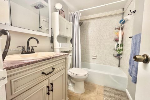 Condo in Hallandale Beach, Florida, 1 bedroom № 2038114 - photo 21