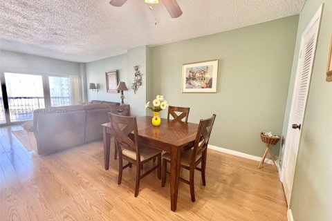 Condo in Hallandale Beach, Florida, 1 bedroom № 2038114 - photo 16