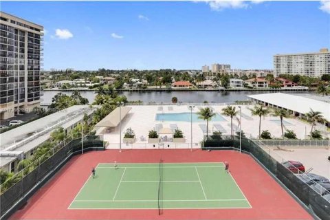 Condo in Hallandale Beach, Florida, 1 bedroom № 2038114 - photo 24