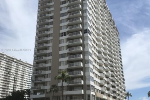 Condo in Hallandale Beach, Florida, 1 bedroom № 2038114 - photo 28