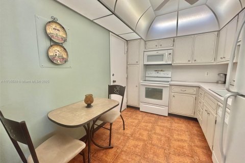 Condo in Hallandale Beach, Florida, 1 bedroom № 2038114 - photo 11