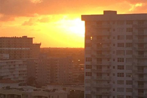 Condo in Hallandale Beach, Florida, 1 bedroom № 2038114 - photo 6