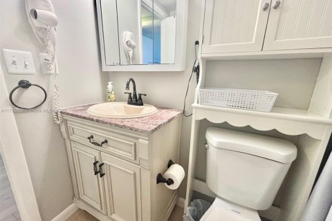 Condo in Hallandale Beach, Florida, 1 bedroom № 2038114 - photo 23