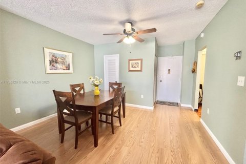 Condo in Hallandale Beach, Florida, 1 bedroom № 2038114 - photo 12