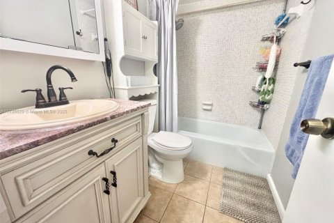 Condo in Hallandale Beach, Florida, 1 bedroom № 2038114 - photo 22