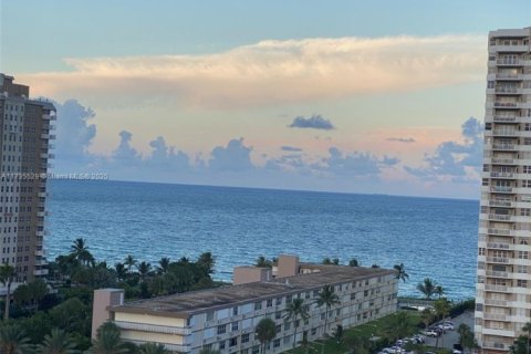 Condo in Hallandale Beach, Florida, 1 bedroom № 2038114 - photo 4